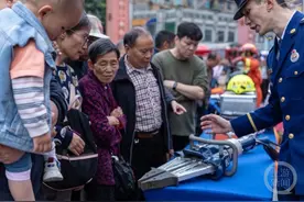 灭火器怎么用？救生绳结怎么打？消防“蓝朋友”现场教学图片