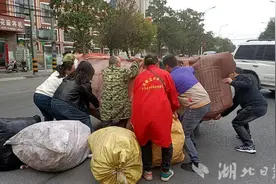 应城：大风掀翻车辆 社区干部援手暖人心图片