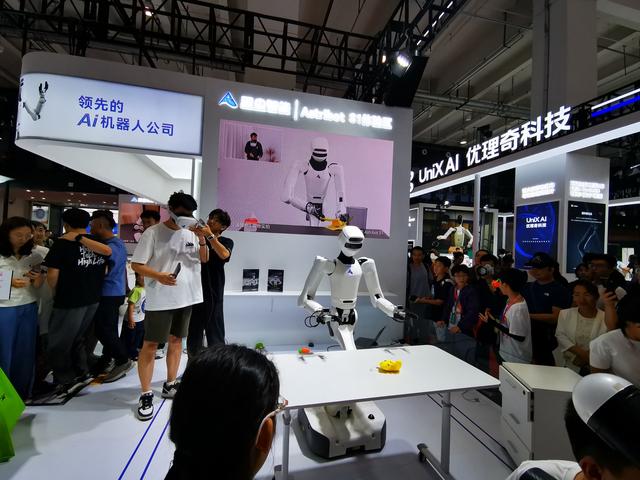2025世界机器人大会在北京开幕 20多家深企亮相秀“绝活”