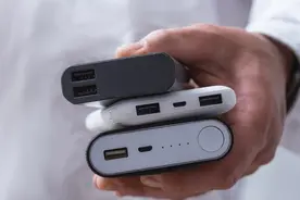 充电宝寄存每天20元，机场硬套行李收费不妥 | 新京报快评图片