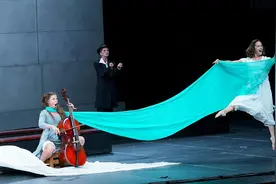 5小时话剧《战争与和平》震撼人心，谢幕时全场观众起立欢呼鼓掌图片