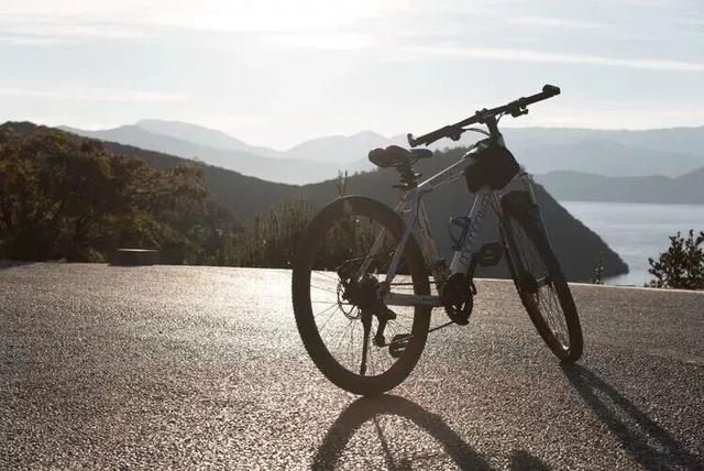 【冬季暖阳 凉山不凉】一湖碧水映云天，摩梭风情醉心间