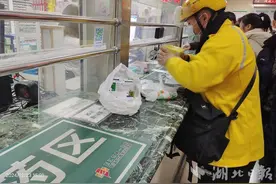 “我多跑跑腿，就能多帮一个人” 外卖小哥“抽空”为困难群众买药图片