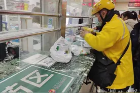 “我多跑跑腿，就能多帮一个人” 外卖小哥“抽空”为困难群众买药图片