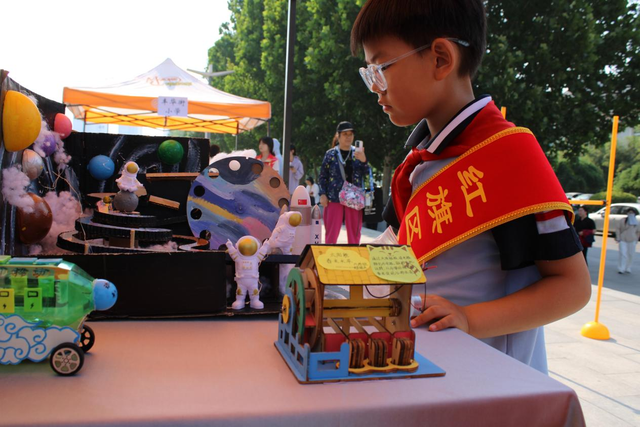 新乡市科技活动周启动——废材料变身航天模型