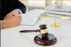 企业将离职员工列入“黑名单”，被判侵权并赔偿3个月误工损失图片