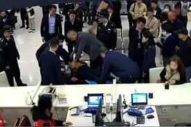 老人办业务时晕厥，奉贤区政务服务中心紧急送医显温情图片