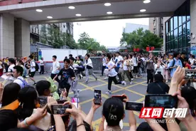 高考结束，这些暖心瞬间值得留下……图片