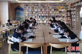 通讯：春天里的校园阅读图片