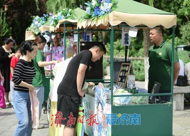现代科技带来全新体验，“湖畔雨荷2.0”迁居北岸热度不减