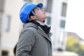 巾帼不让须眉！“带电女侠”操控机器人为春节可靠供电夯实基础图片