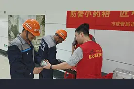 延安路上的防暑爱心小药箱已就位 但高温天在户外还是要注意点图片