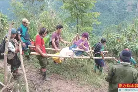 通往果敢的路被封，物价上涨，有人趁乱持枪设卡收保护费图片