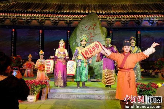 古都开封：大宋夜游剧目引多国网络博主“打卡”