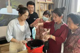 4位“90后”网格员的“表白”图片
