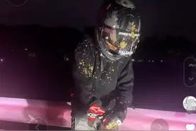 摩友在贵阳网红路段骑龙村撞上粪堆，疑似当事人自嘲“屎里逃生”，当地：不是故意的图片