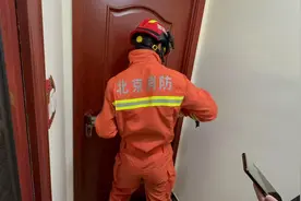 门锁损坏导致2岁儿童被困卧室，北京大兴消防及时营救图片