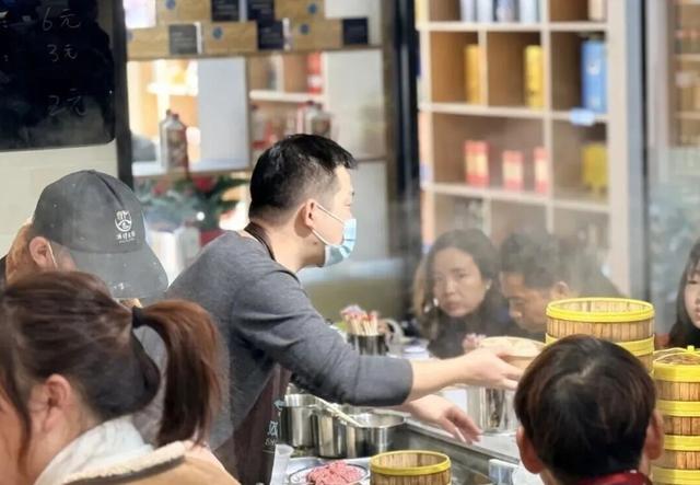 当年轻人开始“接管”菜场，会发生什么？美院研究生卖包子成“排队王”