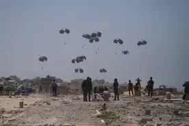 一周看天下丨加沙地带：空投物资图片