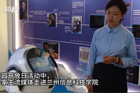 30秒丨跳集体舞、表演武术、5秒解魔方……高校智能机器人引媒体团关注图片