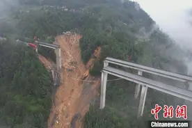 厦蓉高速猴子河特大桥引桥垮塌现场已完成初步搜救工作图片