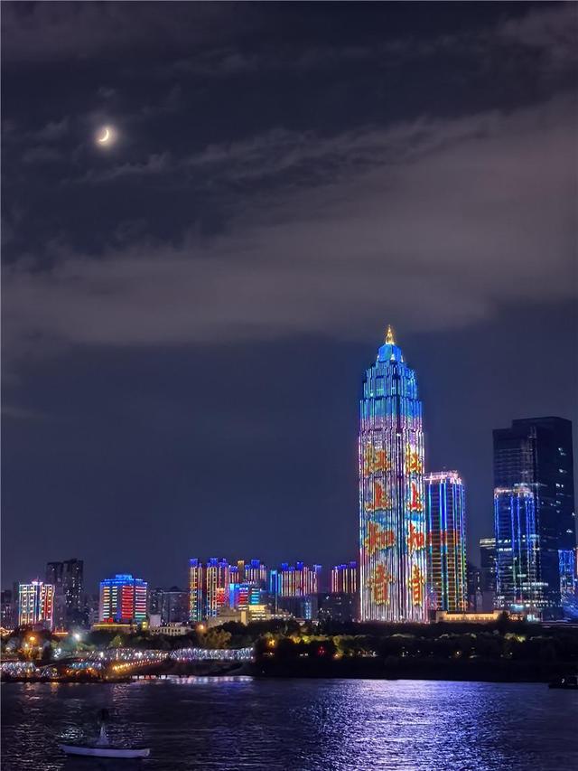 武汉：夜游长江人气旺 两江四岸流光溢彩
