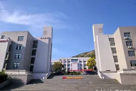 长清湖畔美丽校园，航拍山东艺术学院长清校区校园美景图片