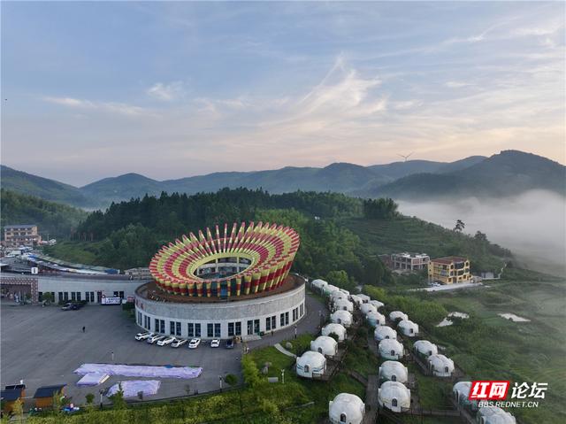 高清湖南丨隆回绝美剪影：晨雾轻拥花瑶大剧场