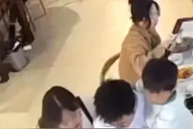 消防员外出就餐，年轻夫妻悄悄为其送菜，回应：路人的关爱很暖心图片