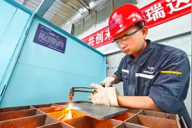 全国五一劳动奖章获得者、90后“钢铁裁缝”庄学宇：源于喜欢，做好传承图片