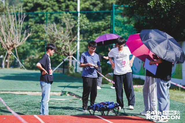 从实验室到竞技场 大学生将机器人赛玩出科技新花样