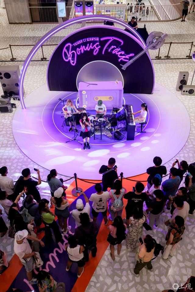 场面｜音乐、展览与迪士尼同场共振，申城商圈开启“不眠模式”