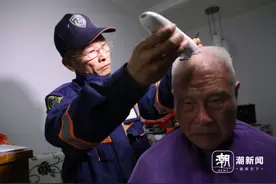 环卫大叔竟是隐藏的剃头匠，公益剪发他一干就是30年图片
