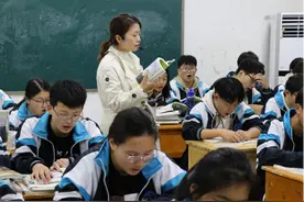 单县：晚读辅导 点亮知识之光图片