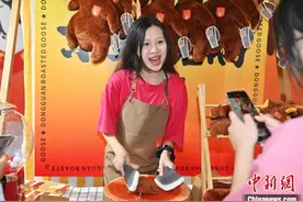 广东东莞：毛绒玩具“沉浸式打包表演”吸引年轻人图片