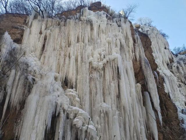 出片率100%！北京震撼冰瀑奇观上线，游客慕“冰”而来