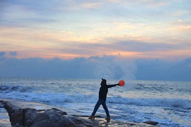 今早实拍！日照海边结冰了！低温还要持续几天？