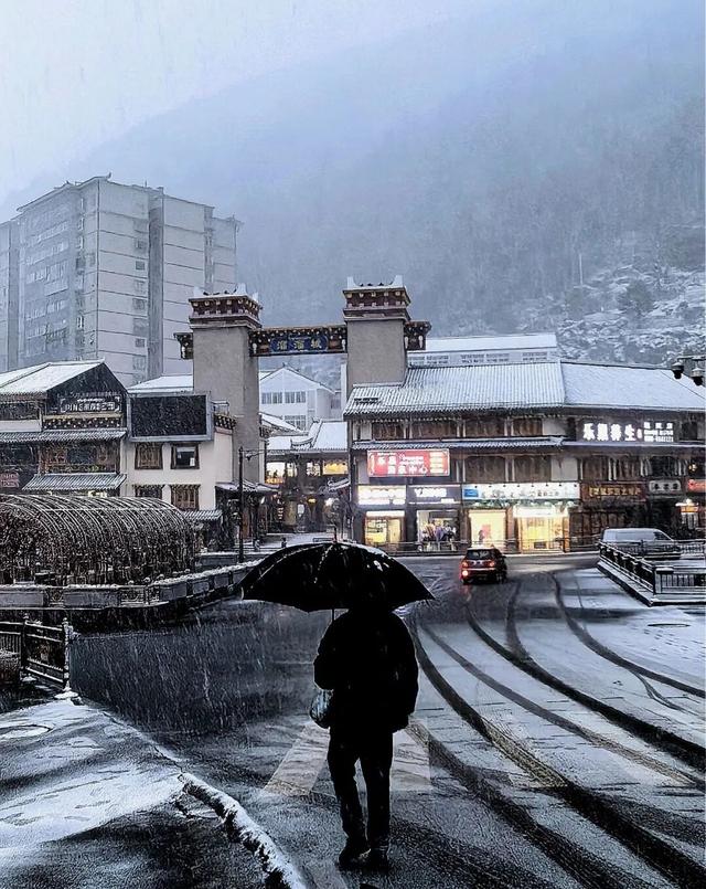 来这个小城看雪泡温泉，美哭了！