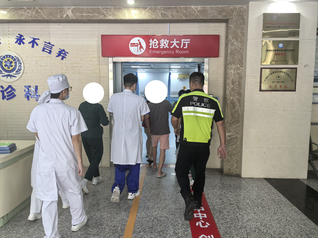 男童突发晕厥 交警铁骑开道送医