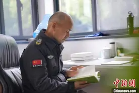 以诗歌读懂世界 54岁“保安诗人”的写意人生图片