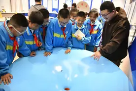 百余名青少年走进国家重点实验室  探索物理奥妙图片