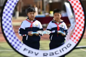 青岛：科技节里放飞科技梦想图片