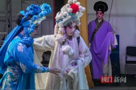 永芳古戏院，“00后”戏曲演员与年轻观众“双向奔赴”图片