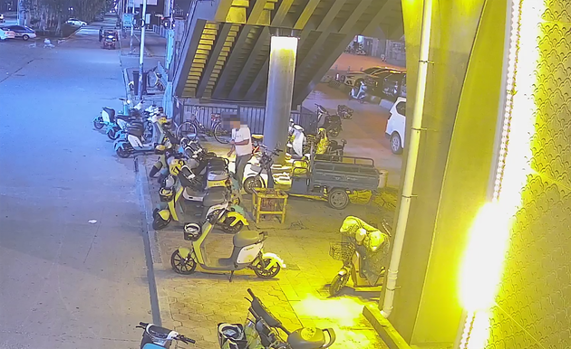 “成人电影”“深夜福利”……共享单车上惊现大量涉黄涉诈广告