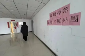 真吓人！天上掉下一米见方大玻璃，还掉两次……谁负责！图片