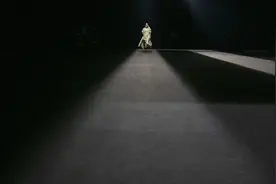 图片故事丨沐光而行：一名时装模特的日常图片