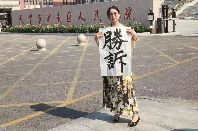 全国首例“性侵认定工伤”另案开庭！崔丽丽穿被性侵时鞋衣与老公十指相扣走向法庭：它已变成我的战袍，见证我捍卫尊严