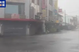 总台记者直击丨强台风“康妮”暴风圈覆盖台湾东南部 居民撤离航班取消图片