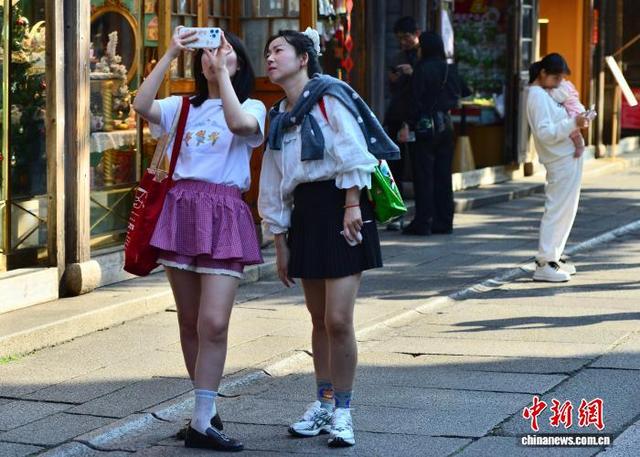 福州：暖阳相伴 游客夏装出行