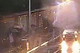 下雨天开车溅路人一身水，算违法！图片